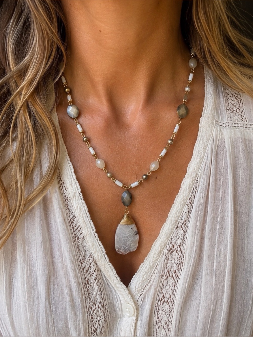 Vintage Mother of Pearl & Stone Pendant Necklace Gold Tone 18”